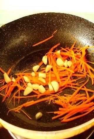 什锦炒饼丝的做法步骤:5