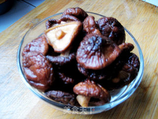 【鲁菜】香而不腻,吃而不厌——啤酒香菇鸡翅的做法步骤:2