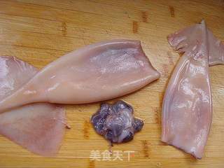 【鲁菜】:芫爆鱿鱼卷的做法步骤:2