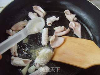 【鲁菜】:芫爆鱿鱼卷的做法步骤:7