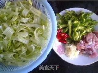 青椒肉丝炒菜杆的做法步骤：1