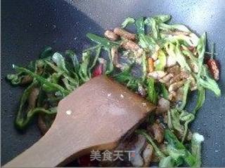 青椒肉丝炒菜杆的做法步骤：4