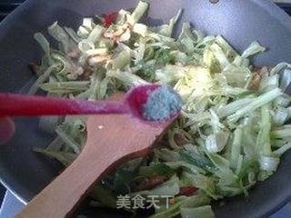 青椒肉丝炒菜杆的做法步骤：7