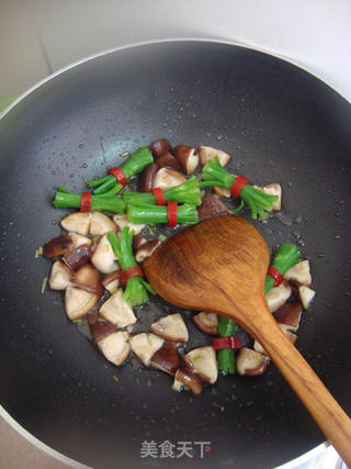 腰果香菇炒芥兰梗的做法步骤:7