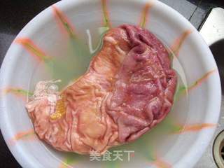 清爽肉菜--雪菜炒毛肚的做法步骤：1