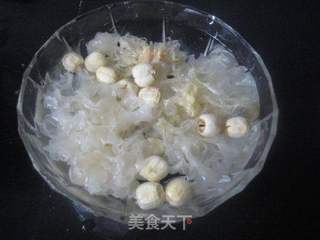木瓜莲籽银耳汤的做法步骤:2