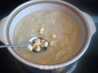 木瓜莲籽银耳汤的做法步骤:4