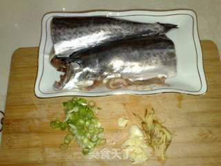 【平淡的幸福】家常炖鲅鱼的做法步骤：1