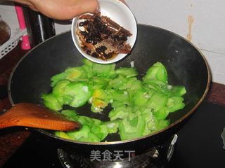 【粤菜】豆豉鲮鱼炒苦瓜的做法步骤：7