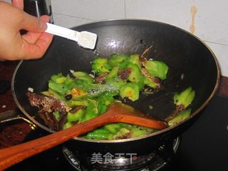 【粤菜】豆豉鲮鱼炒苦瓜的做法步骤:8