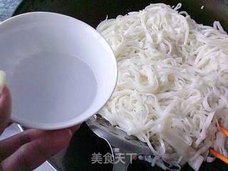 【粤菜】家常炒河粉的做法步骤:10