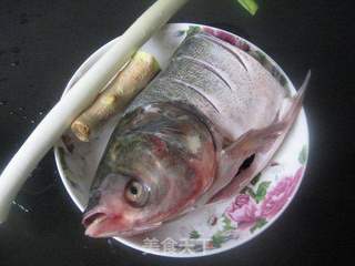 清蒸白鱼头的做法步骤：1