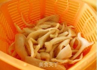 可乐鲜蘑盖饭的做法步骤:2