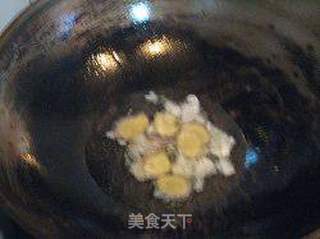 胡萝卜焖鲫鱼的做法步骤：2