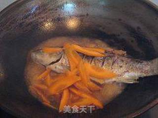 胡萝卜焖鲫鱼的做法步骤：4