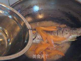 胡萝卜焖鲫鱼的做法步骤：5