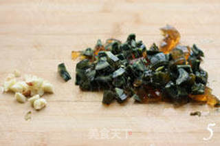 接茬消耗端午皮蛋 皮蛋虾油娃娃菜的做法步骤:5