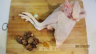 【粤菜】电饭锅版手撕盐焗鸡的做法步骤：1