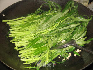 【粤菜】椒丝腐乳炒通菜的做法步骤:3
