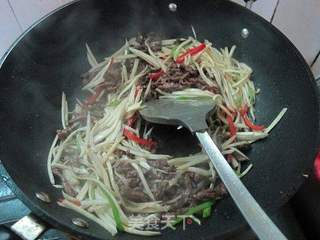 南昌特色茭白小炒牛肉的做法步骤：9