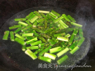 【粤菜】腊鸭炒芦笋的做法步骤:2