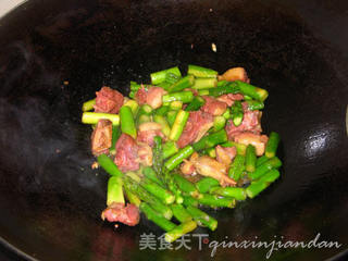【粤菜】腊鸭炒芦笋的做法步骤:7