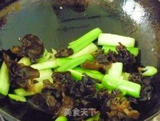 【闽菜】丝瓜毛豆炒木耳的做法步骤：6