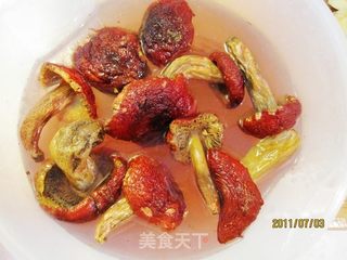 【闽菜】红菇土鸡汤的做法步骤:2