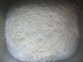 【闽菜】：炒湖头米粉（泉州地方特色菜）的做法步骤：3