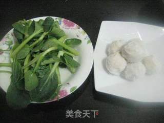 青菜鱼丸汤的做法步骤：1