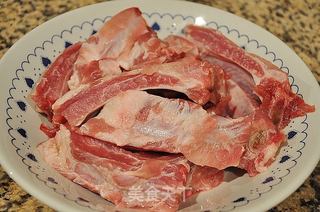 【苏菜】荷香糯米骨的做法步骤：1