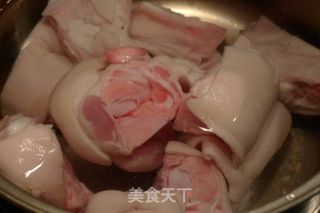 【花生炖猪蹄】美丽女孩离不了的做法步骤：1