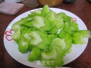 腊肉炒苦瓜的做法步骤:2