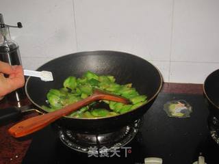 腊肉炒苦瓜的做法步骤:7