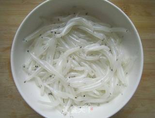 银鱼炒蛋的做法步骤:2