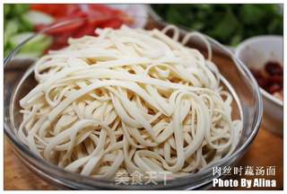 肉丝时蔬汤面的做法步骤:2