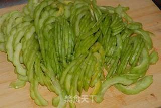 剁椒苦瓜炒鸡蛋的做法步骤:2