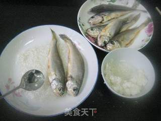 酒酿蒸黄鱼的做法步骤:2