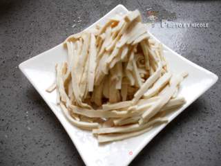 要吃就吃有故事的菜 —— 传统佳肴之五味干丝的做法步骤：1