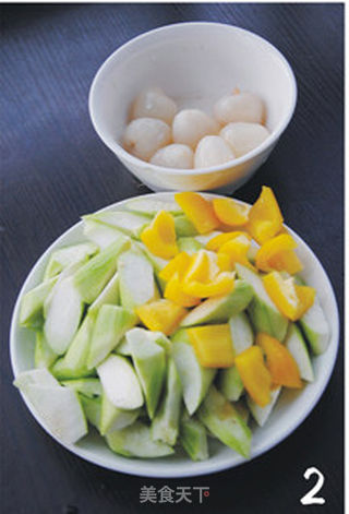 【荔枝爆丝瓜】——夏日里的缤纷素食的做法步骤:2