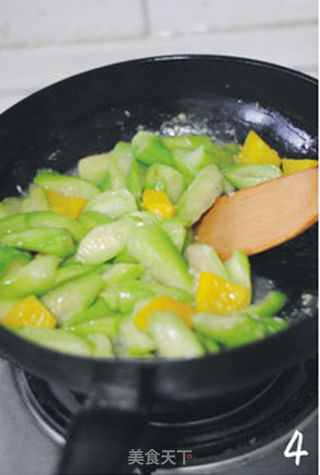 【荔枝爆丝瓜】——夏日里的缤纷素食的做法步骤:4
