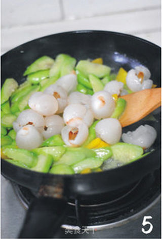 【荔枝爆丝瓜】——夏日里的缤纷素食的做法步骤:5