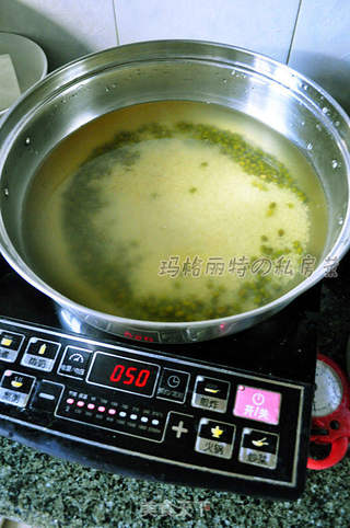 降火消暑的绿豆粥。的做法步骤:2