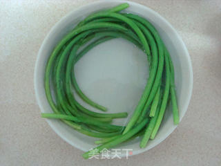 凉拌手撕蒜苔的做法步骤:3