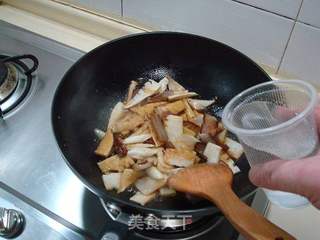 杭州名菜“笋烧肉”的做法步骤：6