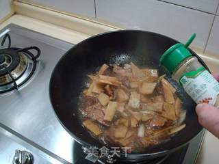 杭州名菜“笋烧肉”的做法步骤：8