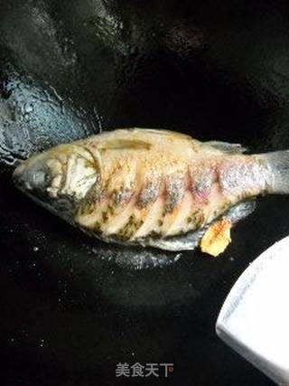枸杞木耳炖鲫鱼的做法步骤:5