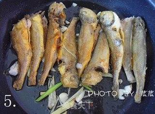 【浙菜】小黄鱼烧年糕 (宁波家常菜)的做法步骤:5