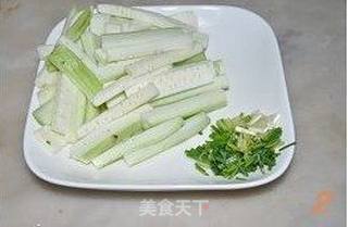 丝瓜紫菜香菇咸蛋汤的做法步骤:2