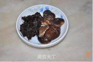 丝瓜紫菜香菇咸蛋汤的做法步骤：3